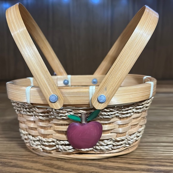 Avon Apple basket, 7.5x6 - Picture 1 of 7